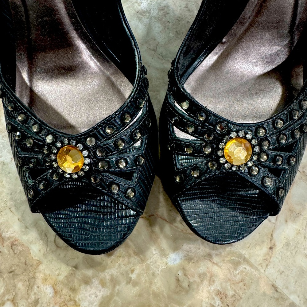 Carlos Santana Size 6 heels like new
